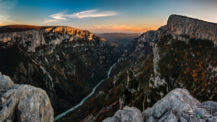 photo panoramique coucher de soleil sur l'escales dans le Verdon